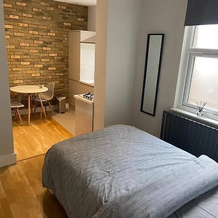 Balham High Road Apartment